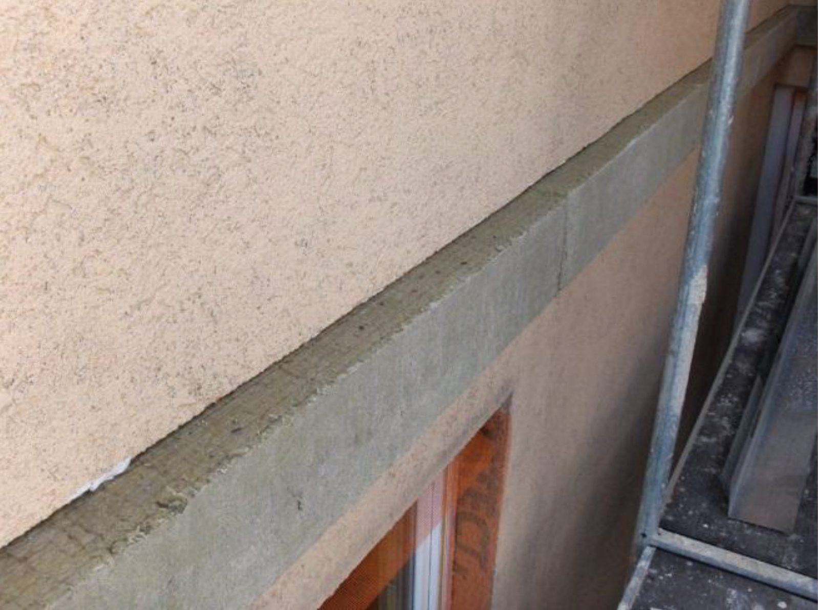 Obr. 7 Požiarne zábrany zabudované na celú hrúbku tepelnej izolácie existujúceho aj nového ETICS